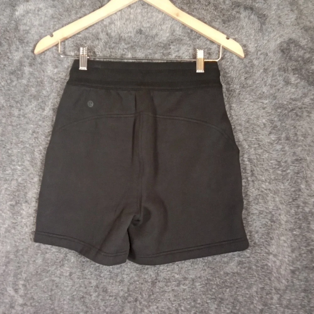 Lululemon Athletica Scuba High Rise Womens Short Relaxed Fit Size 2